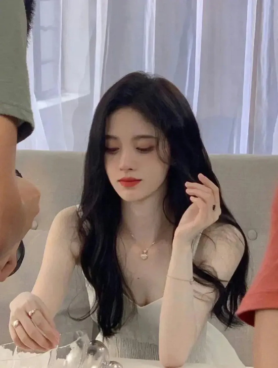 “4000年一遇美女”鞠婧祎，近期她的千禧辣妹妆再引潮流