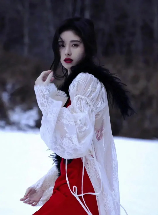 “4000年一遇美女”鞠婧祎，近期她的千禧辣妹妆再引潮流