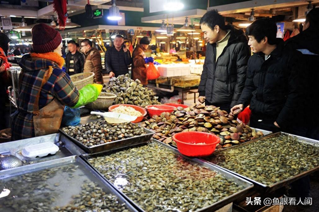 海鲜市场适合普通市民的海鲜 鲜梭鱼15元一斤 买年货的好去处