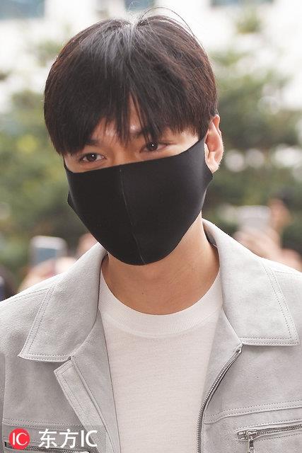 李敏镐入伍正式开始服兵役 大批粉丝守候表达不舍