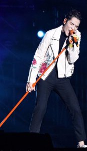 ​萧敬腾演唱会惨遭暴雨断电，网友：雨神快去非洲吧