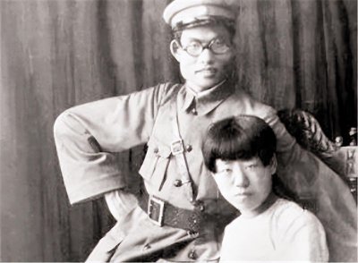 ​她前夫是萧劲光，后嫁副省长，儿子是中将，儿媳路人皆知