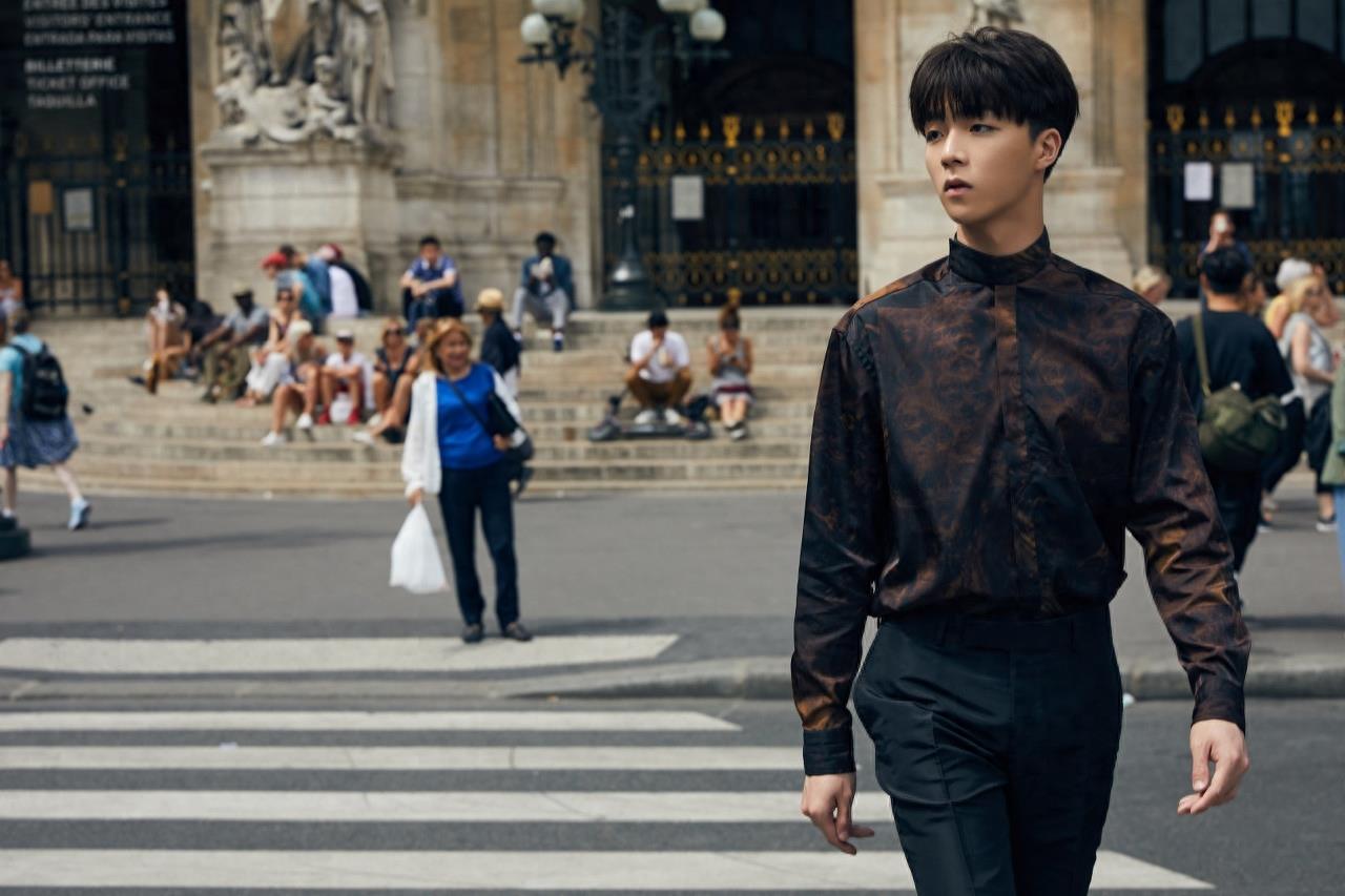 陈立农和小朋友们合照太可爱了,“小奶狗”哥哥谁不爱?