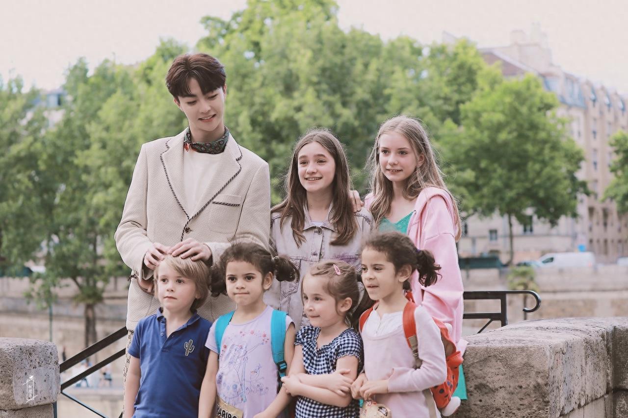 陈立农和小朋友们合照太可爱了,“小奶狗”哥哥谁不爱?