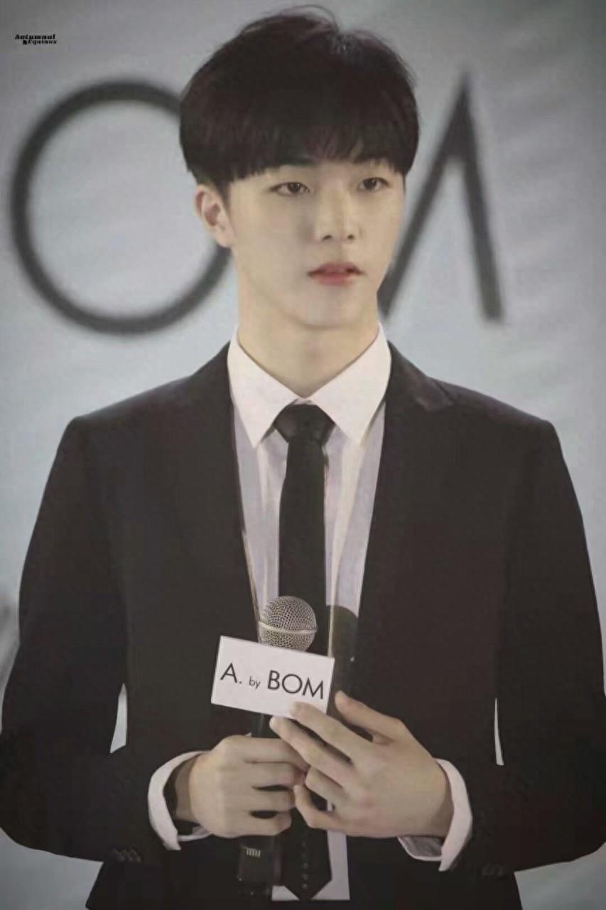 陈立农和小朋友们合照太可爱了,“小奶狗”哥哥谁不爱?