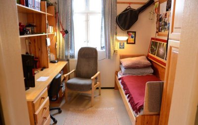 ​杀害87人的罪犯监狱生活照流出，网友怒了：住的比我好