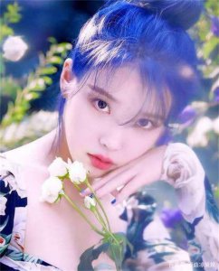 ​IU首登中国杂志封面，国民甜妹薄纱红衣，美艳动人神似精灵