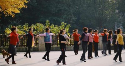 ​广场舞大妈的地盘之争！跳舞还能引发群殴，真的得不偿失