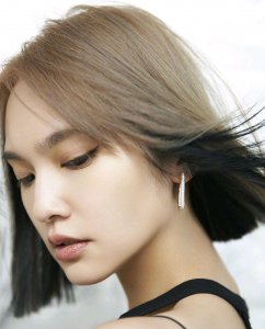 ​杨丞琳的短发造型很精致，波波头搭配黄发色，俏皮又减龄