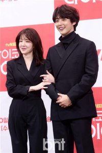 ​《精神病患者日记》举行发布会 主演尹施允X郑仁仙等出席