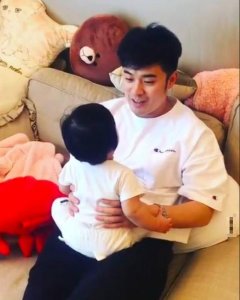 ​34岁陈赫张子萱秀恩爱晒娃，33岁许婧独闯全世界