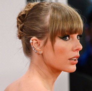 ​霉霉穿下体镂空裙现身被质疑“俗气又壮实”