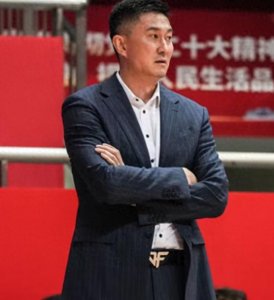 ​杜锋妻子罕见现身！穿超短裙+染一头黄发,常年分居夫妻关系成谜