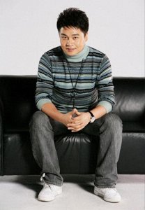 ​他是著名主持人，娶圈外妻子当成宝，现今39岁成为人生赢家