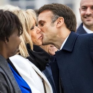 ​48岁法国总统，为何不愿和72岁妻子离婚，曾经为爱当情人