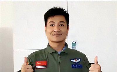 ​16年航母飞行员张超牺牲，女儿仅2岁，空姐妻子继承夫志应征入伍