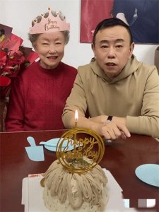 ​＂潘长江家庭喜迎86岁老母亲生日，妻子风姿绰约，女儿清新素雅