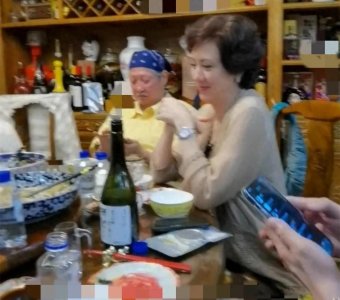 ​洪金宝携妻子聚餐！头发花白戴围兜，拒绝唱歌后惨遭林敏