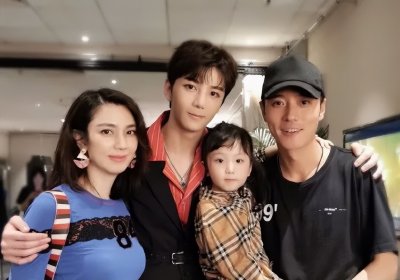 ​洪欣离婚后莫少聪互动儿子，两人或世纪和解，网友：果真血浓于水