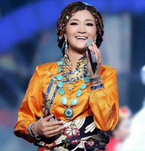 ​歌手降央卓玛：因丈夫高颜值疯狂倒追，婚后生3胎，如今怎么样了