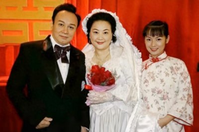 ​62岁的广州演员黄伟香，戏里嫁给太子炳，而现实中的丈夫另有其人