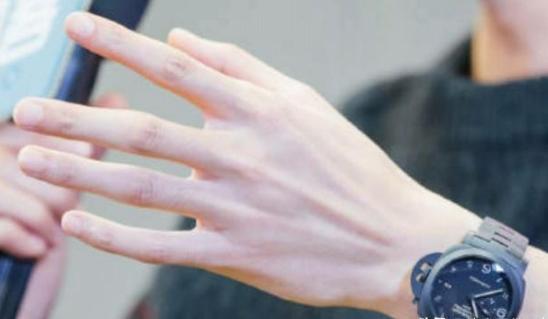 黄轩与王凯的世纪握手是啥梗，真是玉手与肉手的对比，红雷哥爆笑