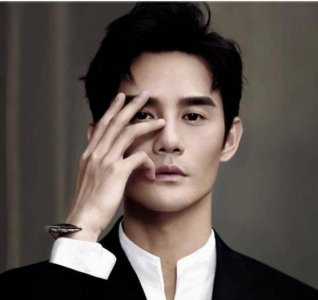 ​黄轩与王凯的世纪握手是啥梗，真是玉手与肉手的对比，红雷哥爆笑