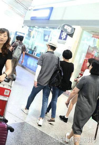 央视主持人李咏突然去世，和妻子哈文机场照成“绝唱”