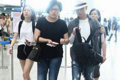 央视主持人李咏突然去世，和妻子哈文机场照成“绝唱”