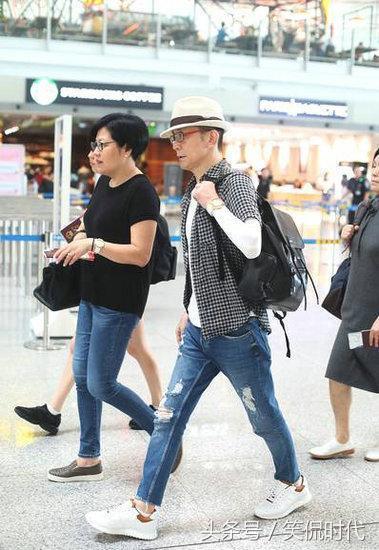 央视主持人李咏突然去世，和妻子哈文机场照成“绝唱”