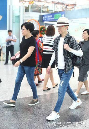 央视主持人李咏突然去世，和妻子哈文机场照成“绝唱”