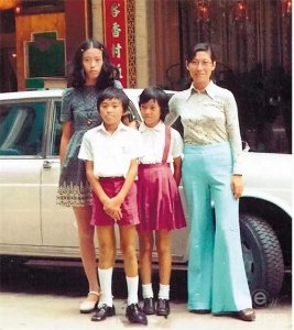 ​一组明星老照片：10岁的周星驰全家福，妈妈颜值太高
