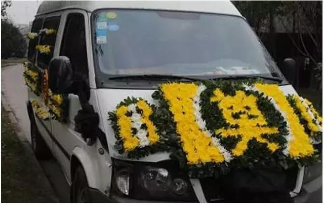 花圈做法大全图解丧礼（丧礼灵车花艺制作方法）(1)