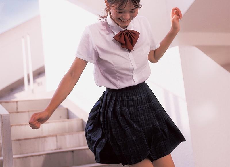 陌生的女生暗恋你的表现(已婚女生掩饰暗恋你的表现)