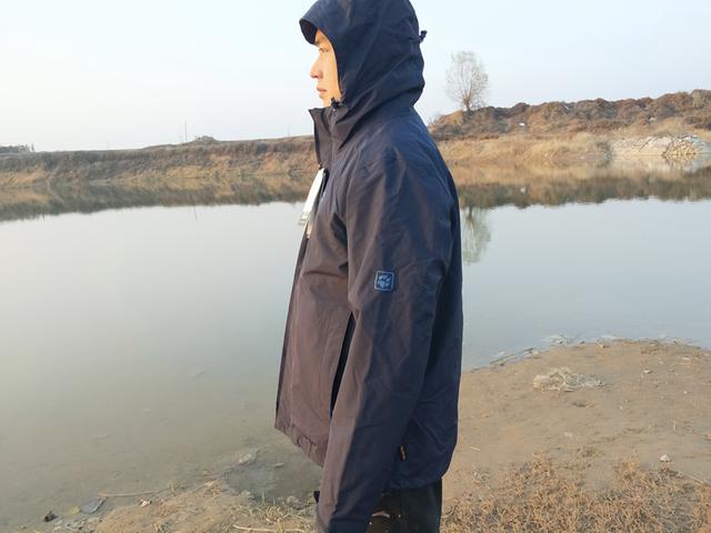 怎么鉴别狼爪冲锋衣真假（买过千的冲锋衣值吗）(13)