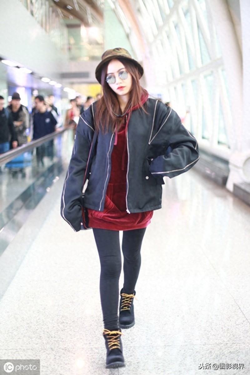 女歌手刘惜君现身机场，穿牛仔装墨镜遮面，涂红唇更显娇俏