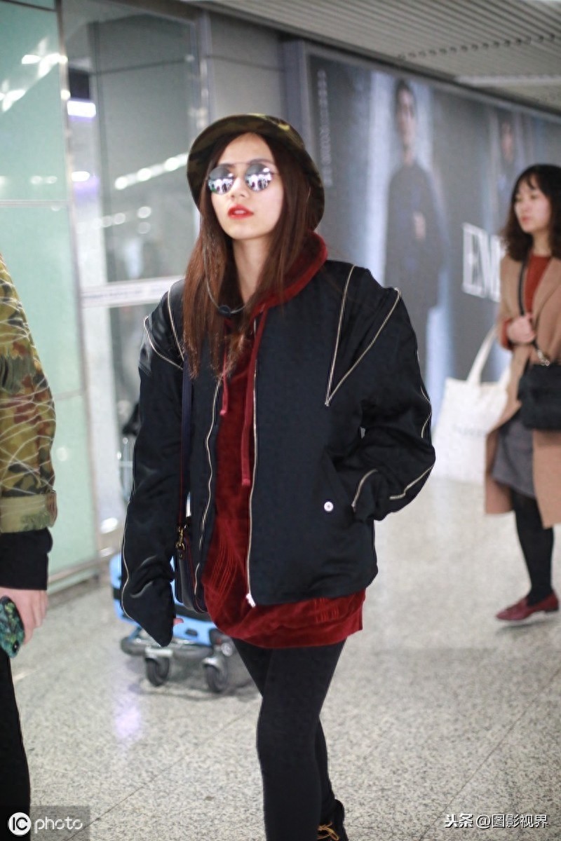 女歌手刘惜君现身机场，穿牛仔装墨镜遮面，涂红唇更显娇俏