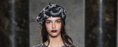 ​条纹t恤配什么裙子好看