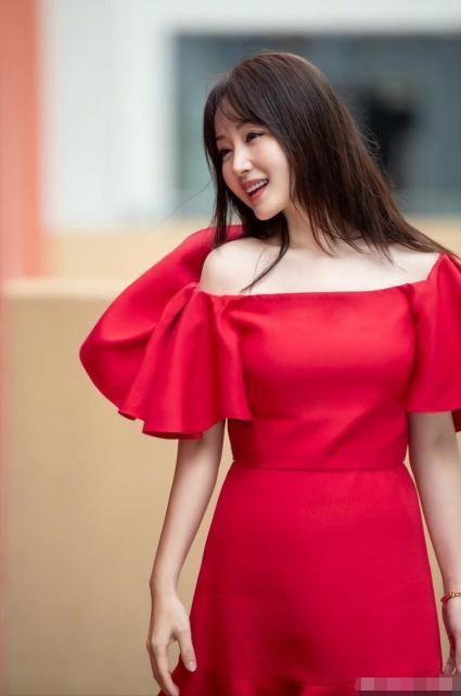 甜歌皇后杨钰莹晒近照，庆祝自己48岁生日，身材纤细像20岁少女