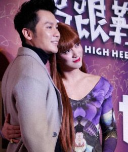 ​李晨有“新女友”了？“美女”紫色印花裙配咖色长发，美过范冰冰