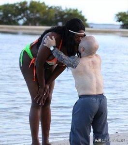 ​1米32的男子和他1米9高的变性女友，自称是最幸福的男人