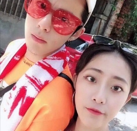 网曝王鹤棣女友正面照，两人疑似大学同学曾有多张亲密合照