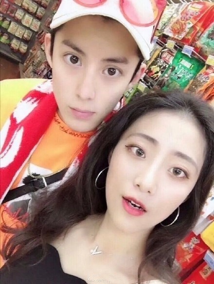 网曝王鹤棣女友正面照，两人疑似大学同学曾有多张亲密合照