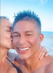 ​热恋期！恒大名宿孔卡携新女友马尔代夫度假，2个儿子一脸不开心