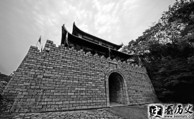 ​伍子胥出逃楚国过昭关 一夜白头