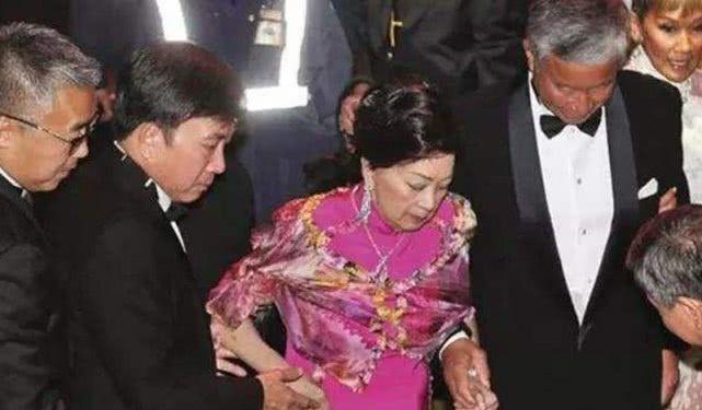 她继承丈夫的1.2亿遗产，投资给李嘉诚，如今靠李嘉诚赚了12亿