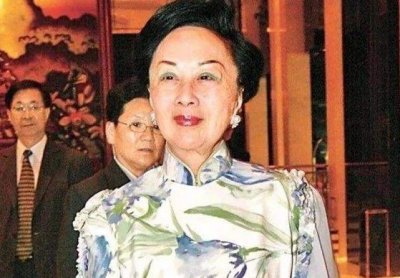 ​她继承丈夫的1.2亿遗产，投资给李嘉诚，如今靠李嘉诚赚了12亿