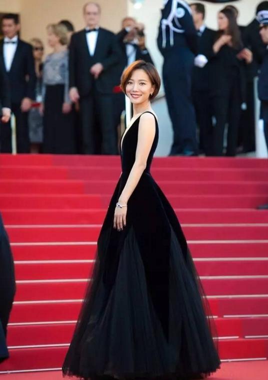 王珞丹穿深v礼服前胸后背傻傻分不清楚，网友：我都替你尴尬了！