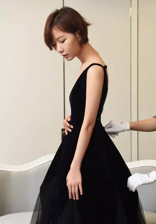 王珞丹穿深v礼服前胸后背傻傻分不清楚，网友：我都替你尴尬了！