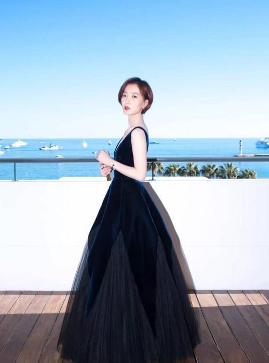 王珞丹穿深v礼服前胸后背傻傻分不清楚，网友：我都替你尴尬了！